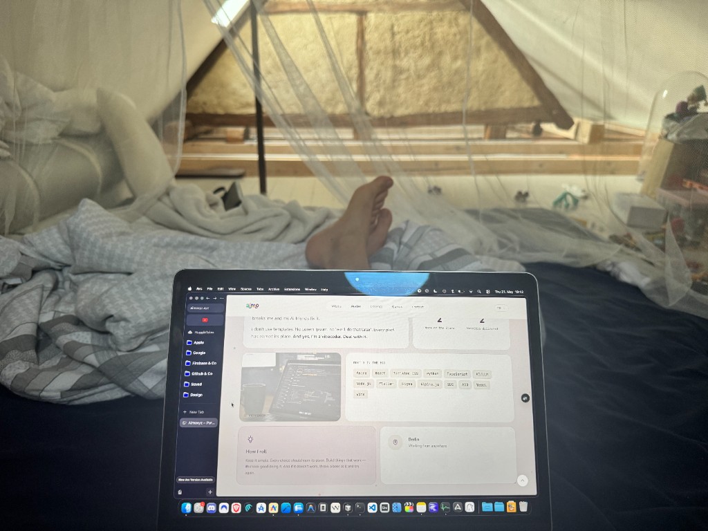 Laptop im Bett — so sieht Arbeit manchmal aus